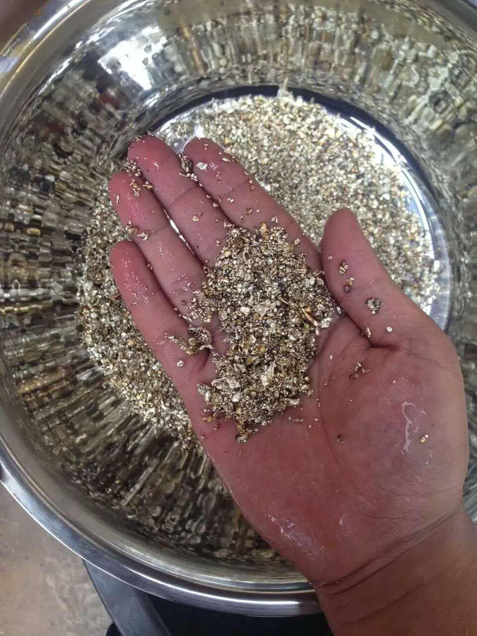 砂金礦經(jīng)過跳汰機(jī)粗選之后的重砂(粗精礦)